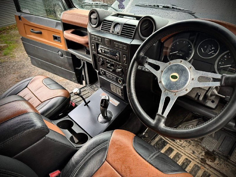 ZF 6HP28 automatic gearbox shifter in Defender M57 conversion